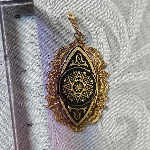 Vintage Damascene Etched Floral Design Gold Tone Pendant - Picture 4 of 7